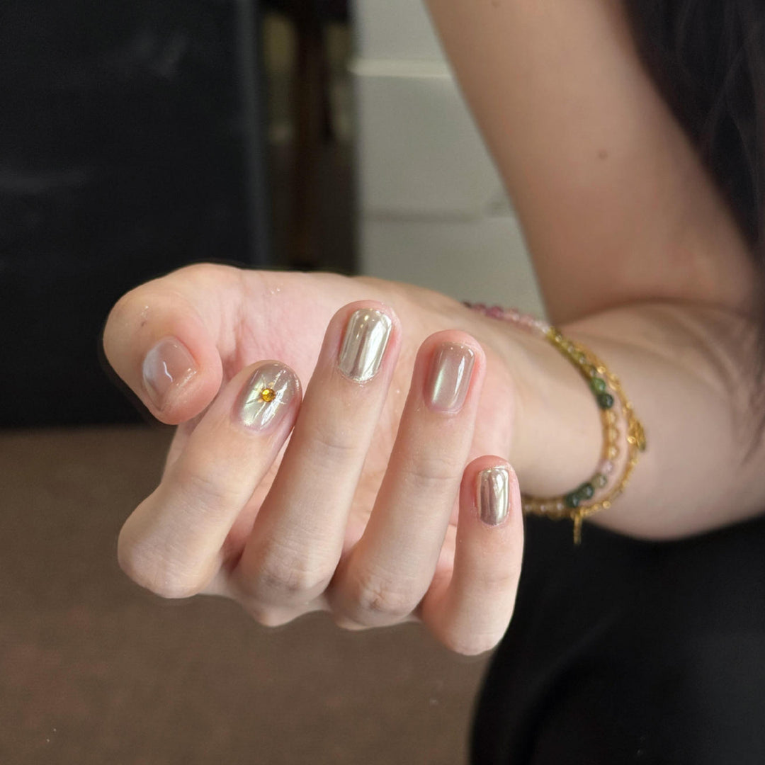 Kunstnägel mit Luxuriösem Metallic-Finish und Funkelndem Akzent Karnz