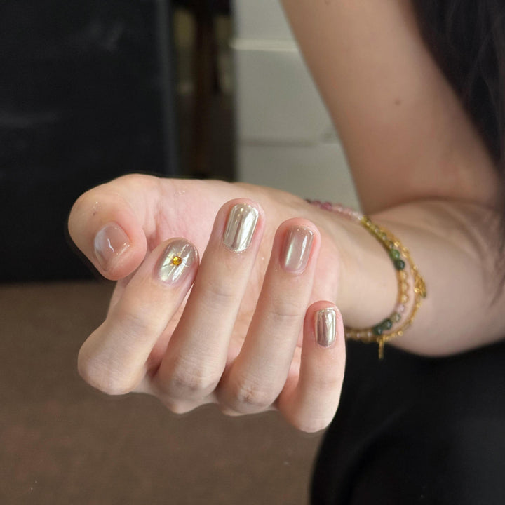 Kunstnägel mit Luxuriösem Metallic-Finish und Funkelndem Akzent Karnz