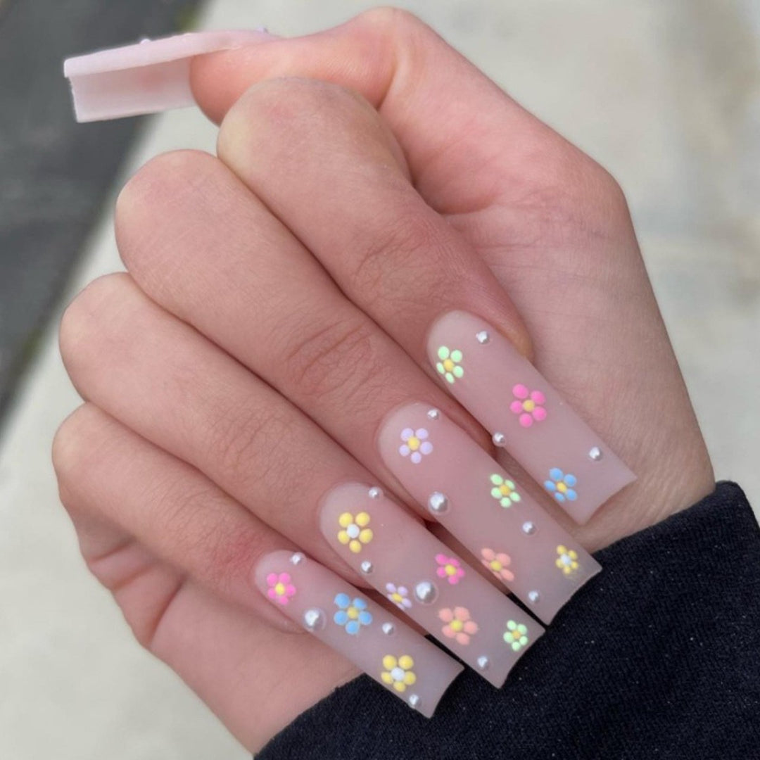 Dekoratives Floral Press-On Nagelkunstset mit 3D-Blumenakzenten Karnz