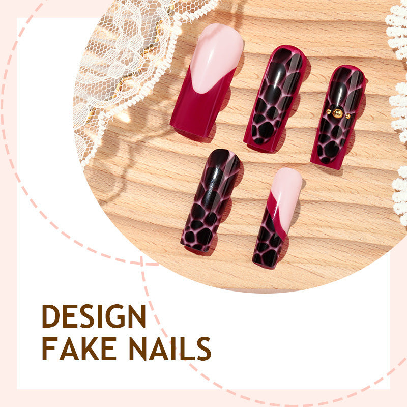 Kunstnagelset mit stilvollen marmorierten Designs und zarten Akzenten Karnz