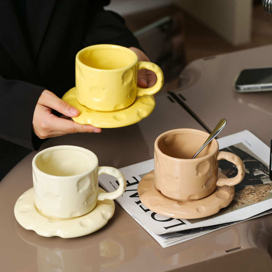 Skulpturales Keramikbecher-Set mit fließender Glasur und strukturierter Untertasse