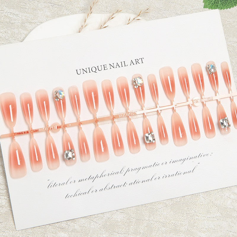 Kunstnagelset mit eleganten kristallinen Akzenten Karnz