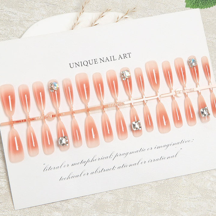 Kunstnagelset mit eleganten kristallinen Akzenten Karnz