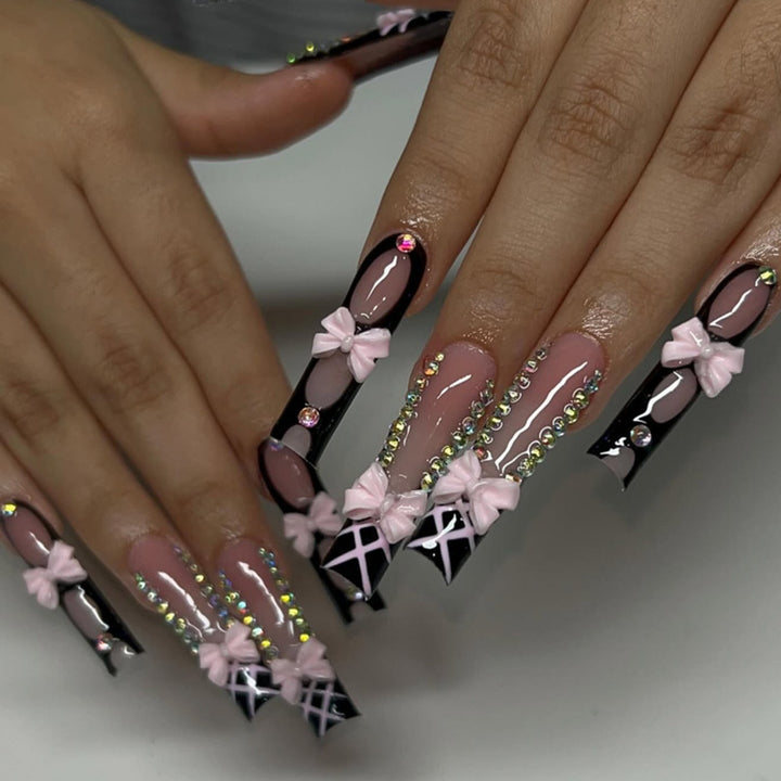 Kunstvolle Acryl-Nägel mit floralem Design und Strass-Bow Karnz