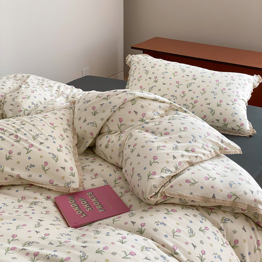 Fein gewebte Baumwoll-Perkal-Bettwäschegarnitur mit zartem Blumenprint und gehäkelter Spitzenkante