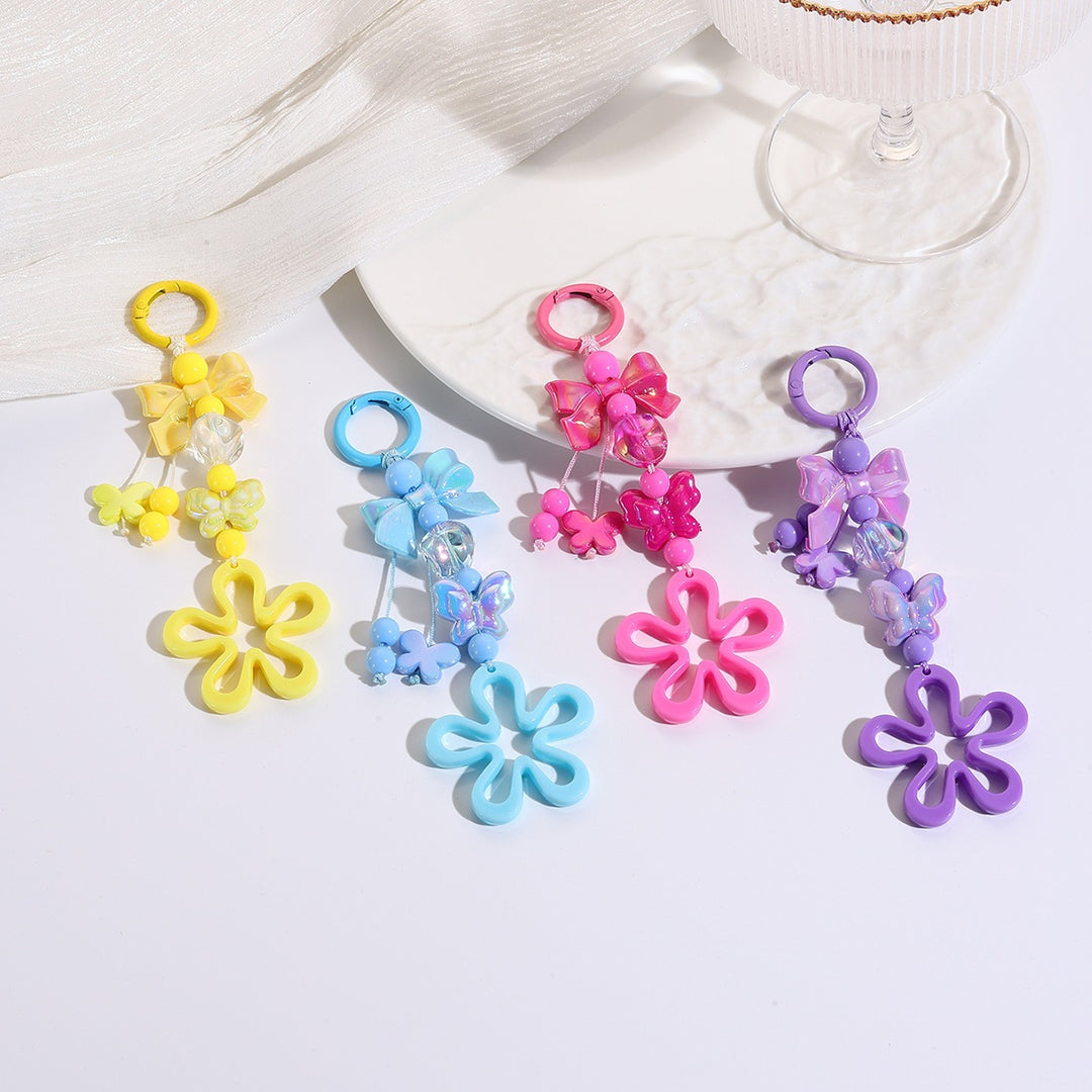 Verspielter Schlüsselanhänger mit Blüten- und Schmetterlingsdetails Karnz