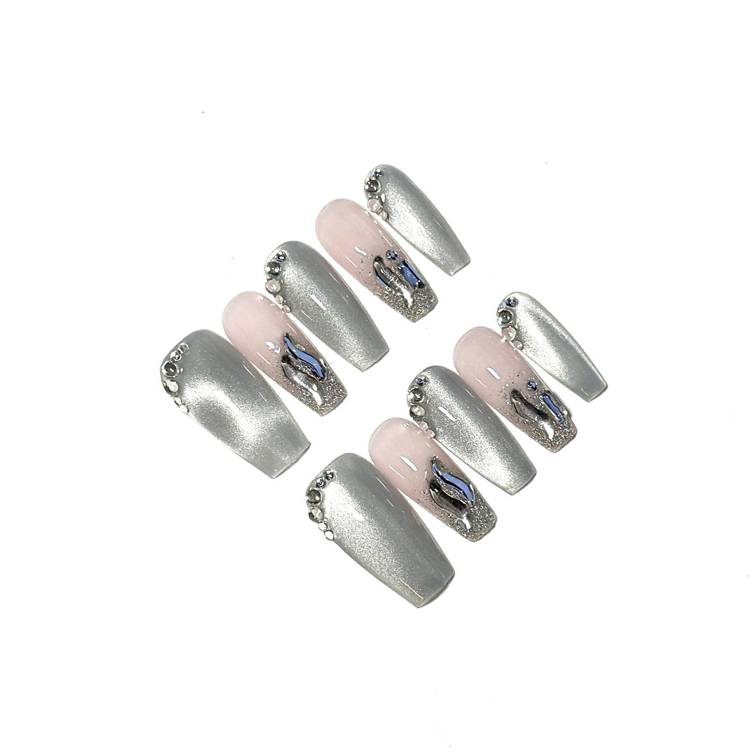 Glamorous Press-On Nagelset mit eleganten metallischen Akzenten
