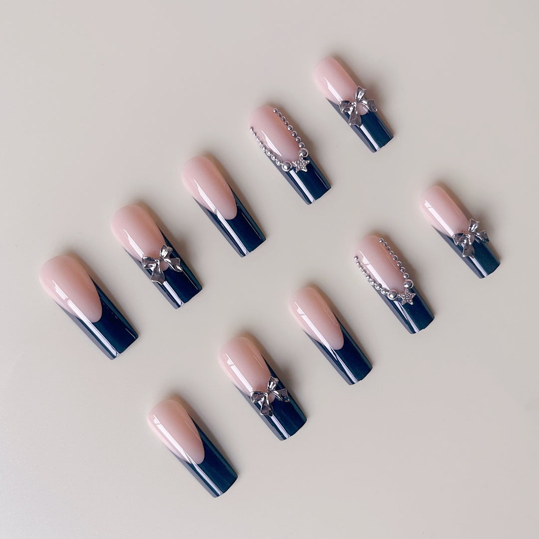 Kunstnagelset mit glamourösen Strassakzenten und eleganten 3D-Designs Karnz
