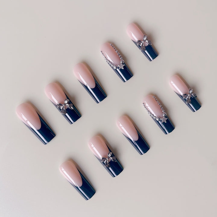 Kunstnagelset mit glamourösen Strassakzenten und eleganten 3D-Designs Karnz