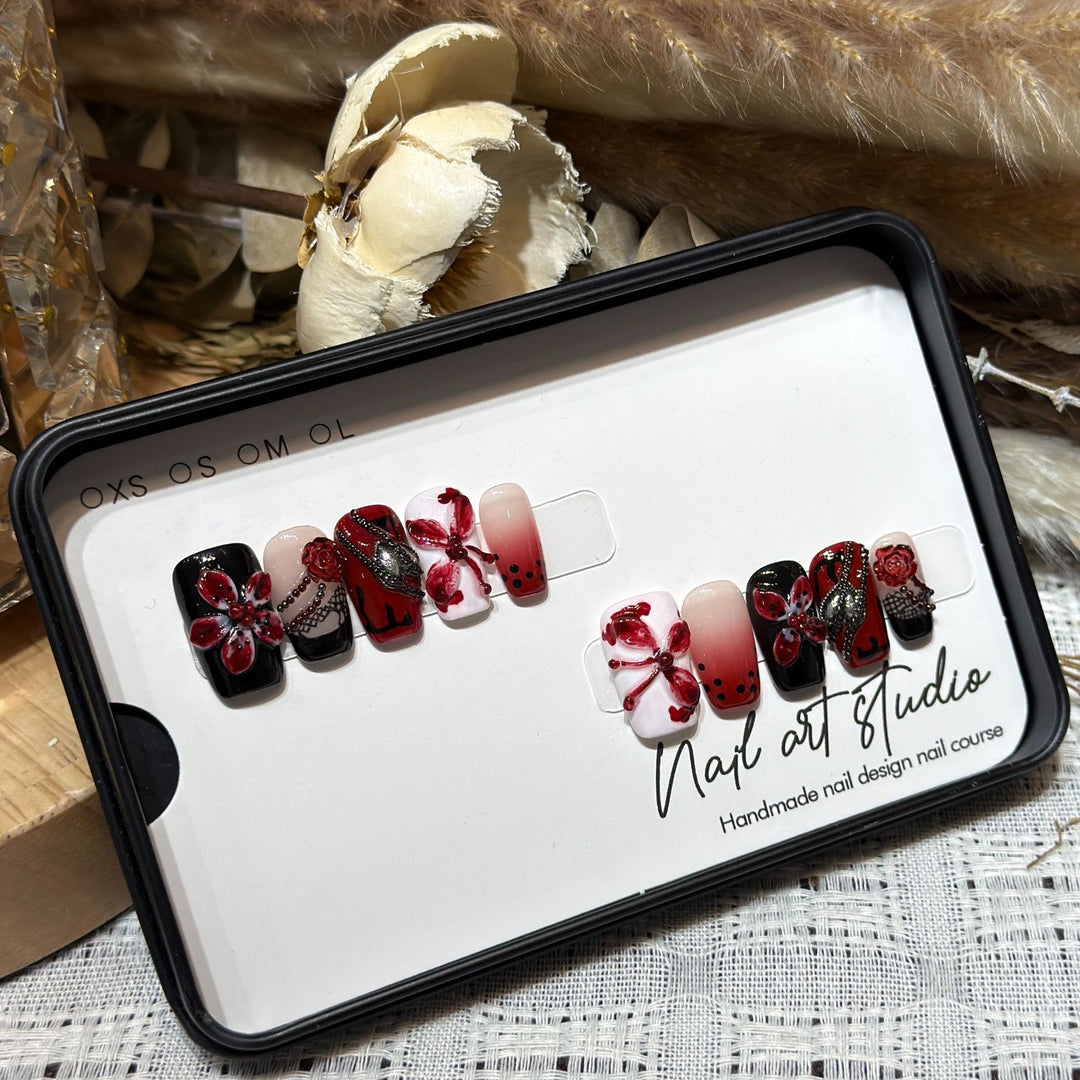 Künstlerisches Nagelschmuck Press-On Set mit einzigartigen floralen und Edelsteindesigns Karnz