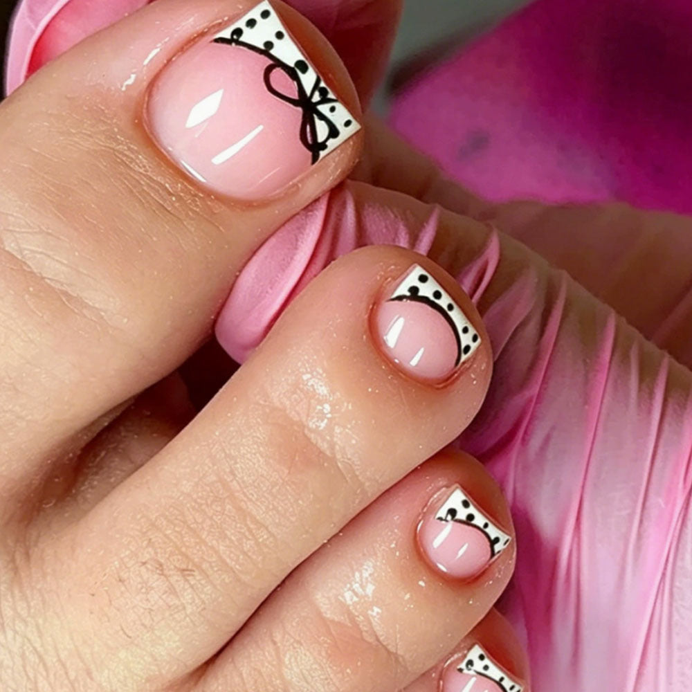 Niedliche dekorative Pediküre-Nagelkunst