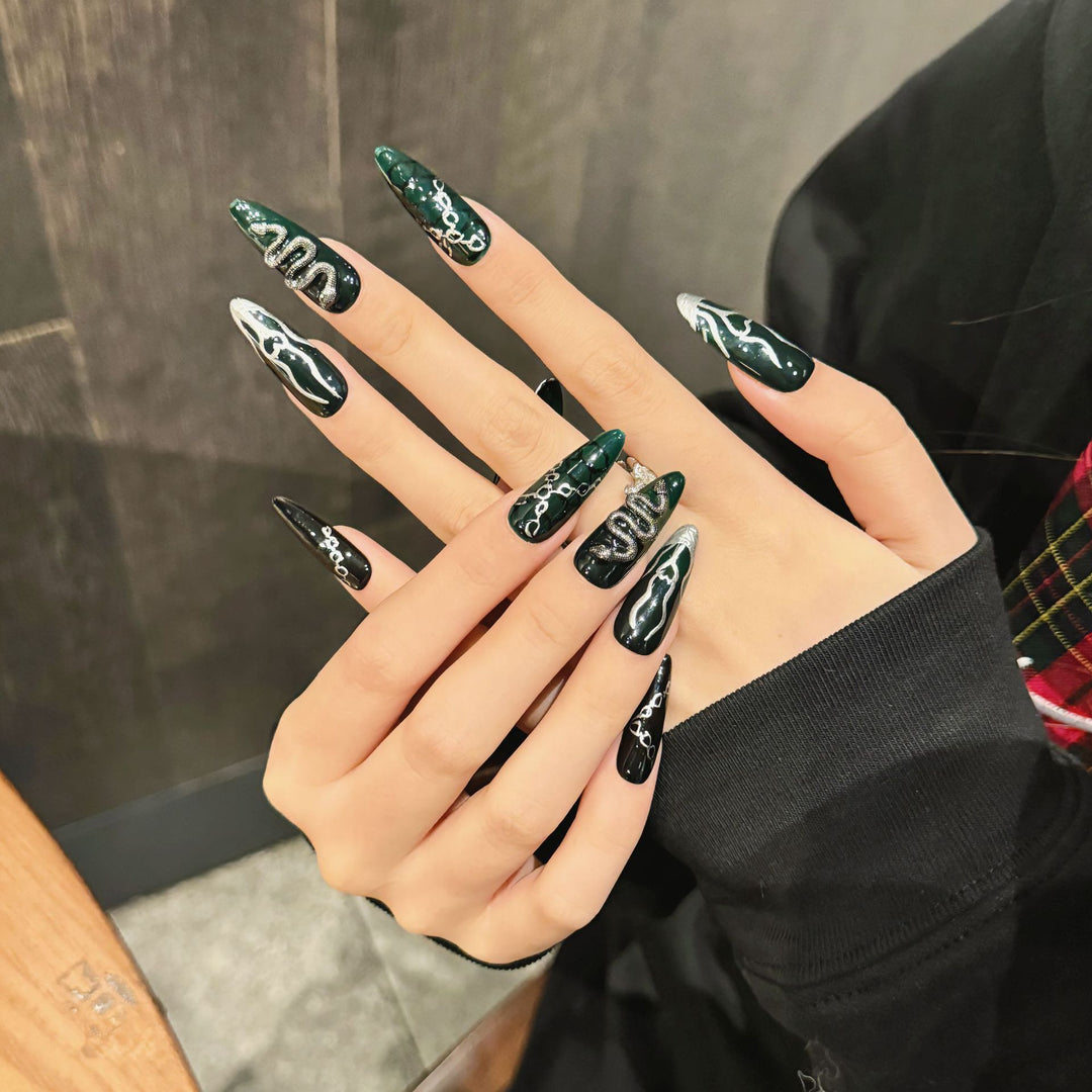 Elegantes Stiletto Press-On Nail Set mit komplizierten metallischen Designs