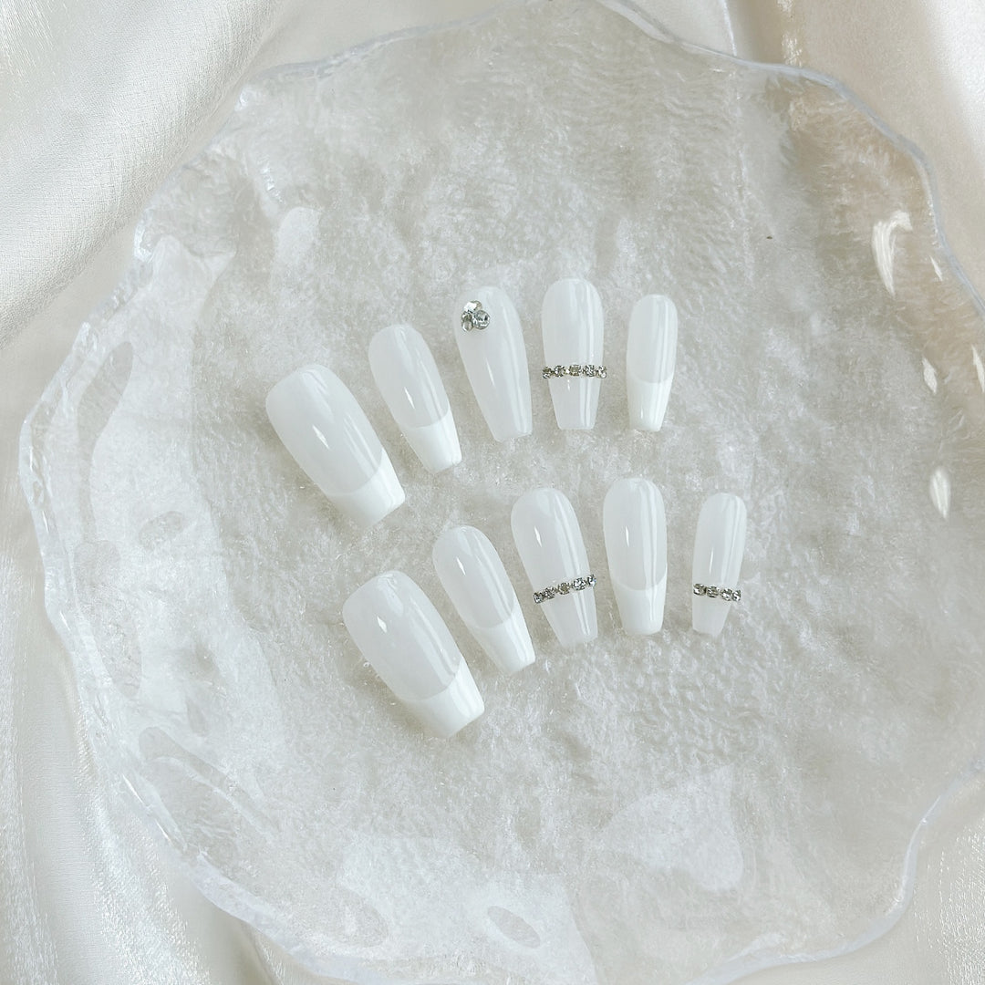 Elegantes Druck-On-Nagelkunstset mit Strassdekoration