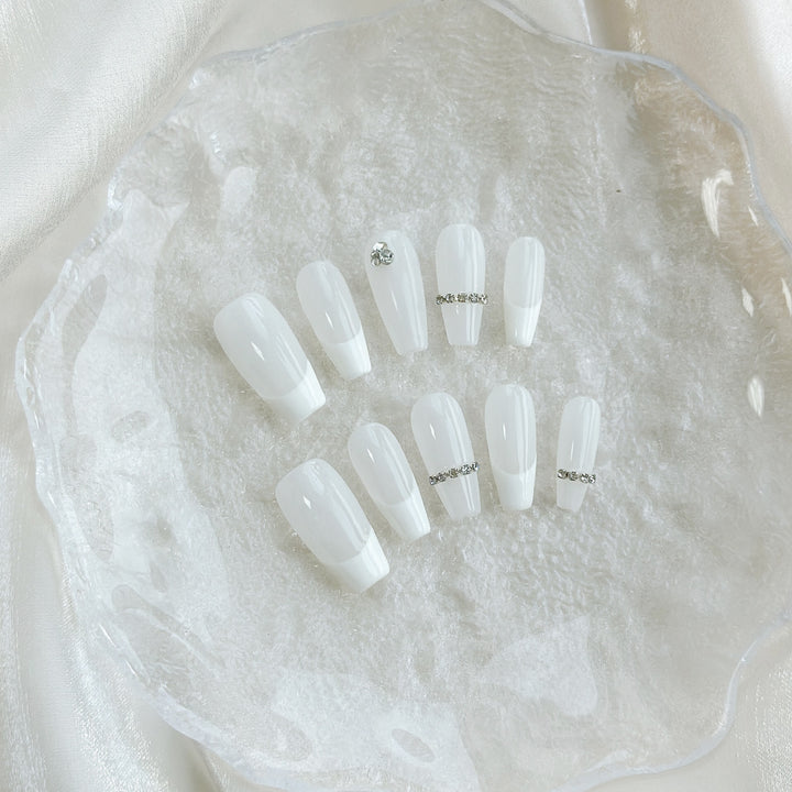 Elegantes Druck-On-Nagelkunstset mit Strassdekoration