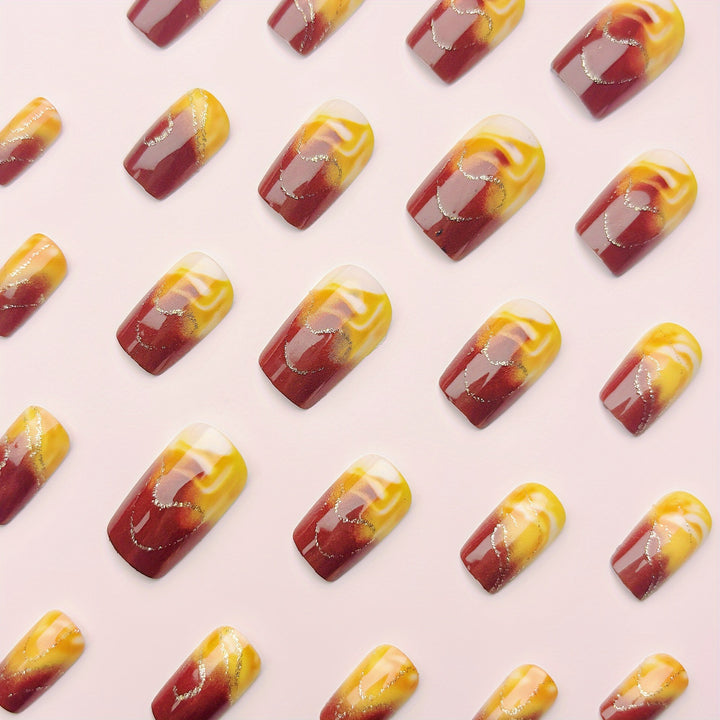 Kunstnagelset mit Marmoriertem Design und Goldakzenten Karnz