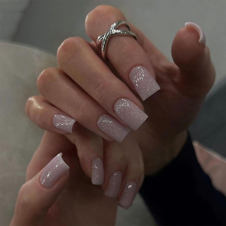 Kunstvolle Nagelverlängerungen mit glitzerndem Finish Karnz