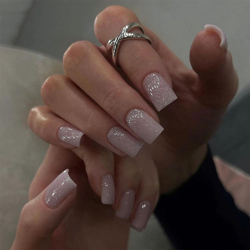 Kunstvolle Nagelverlängerungen mit glitzerndem Finish Karnz