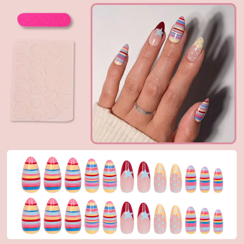 Kunstnagelset mit bunten Streifen und kreativen Designs Karnz