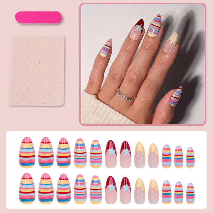 Kunstnagelset mit bunten Streifen und kreativen Designs Karnz