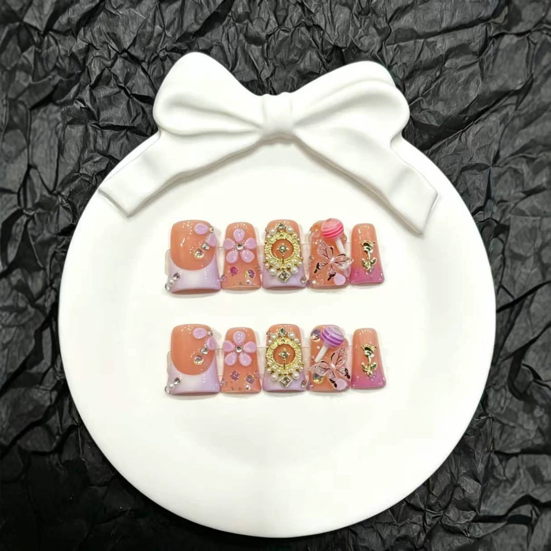 Dekoratives Press-On Nagelkunstset mit charmanten Blumen- und Schmuckakzenten