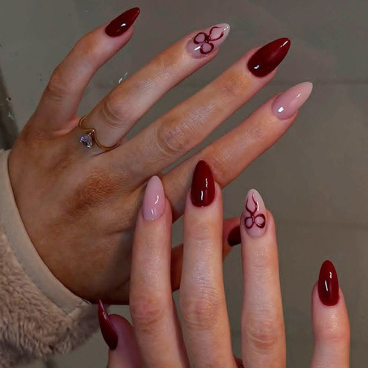 Kunstnagelset mit luxuriösen tiefroten und blassen Rosétönen Karnz