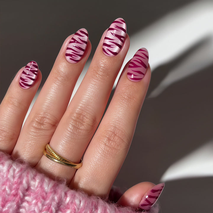 Künstlerisches Press-On Nagelset mit stilvollen Zebramustern Karnz