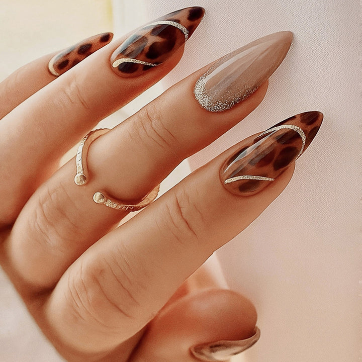 Kreatives Kunstnagelset mit Glitzer und Leopardenmuster Karnz
