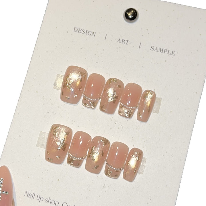 Kunstnägel mit Eleganten Goldmotiven Karnz