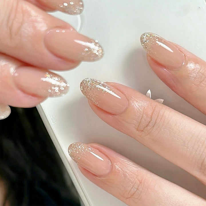 Glitzernde Nagelverlängerungen mit elegantem Farbverlauf Karnz