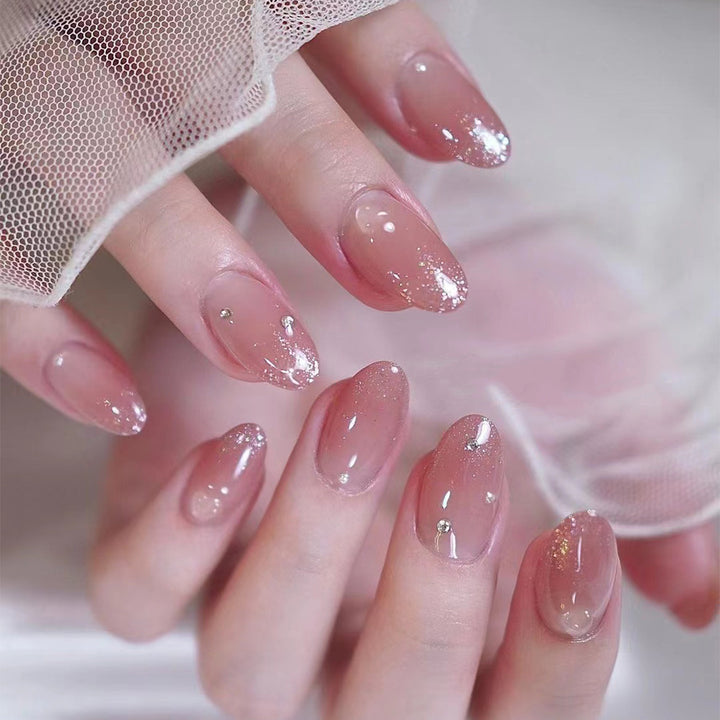 Kunstvolle Nagelverlängerungen mit Glitzerakzenten Karnz