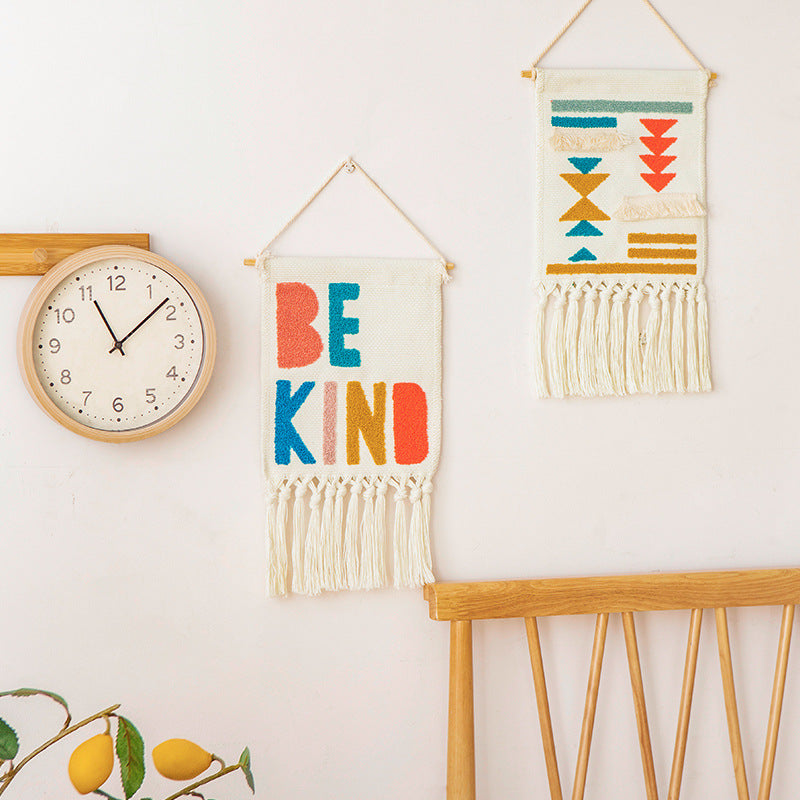 Boho-Wandbehang aus gewebter Baumwolle mit handgetufteten Applikationen und Fransen Karnz