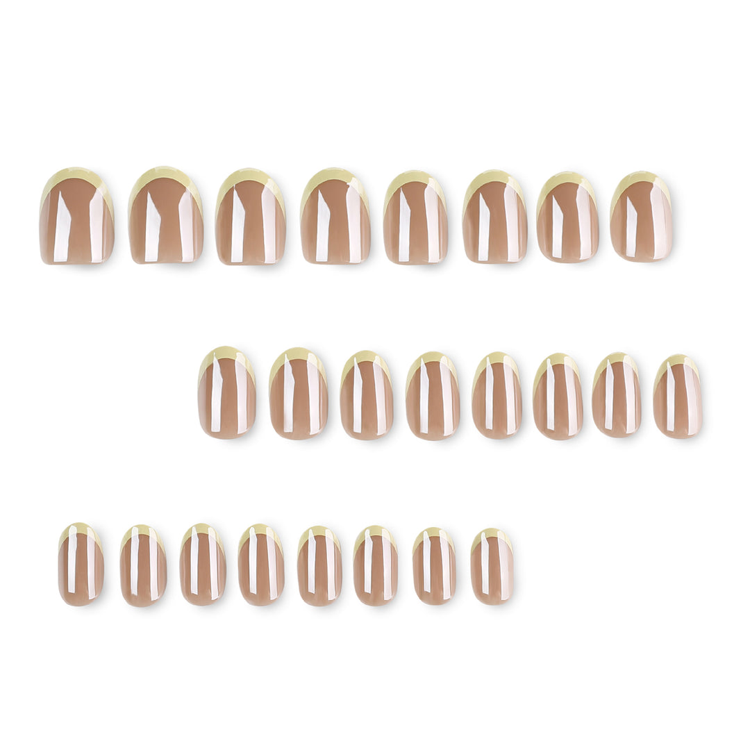 Elegante Nagelkunst mit durchscheinendem Farbverlauf und präzisem French-Tip Karnz