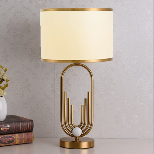 Künstlerische Tischlampe mit Gold- und Cremetönen