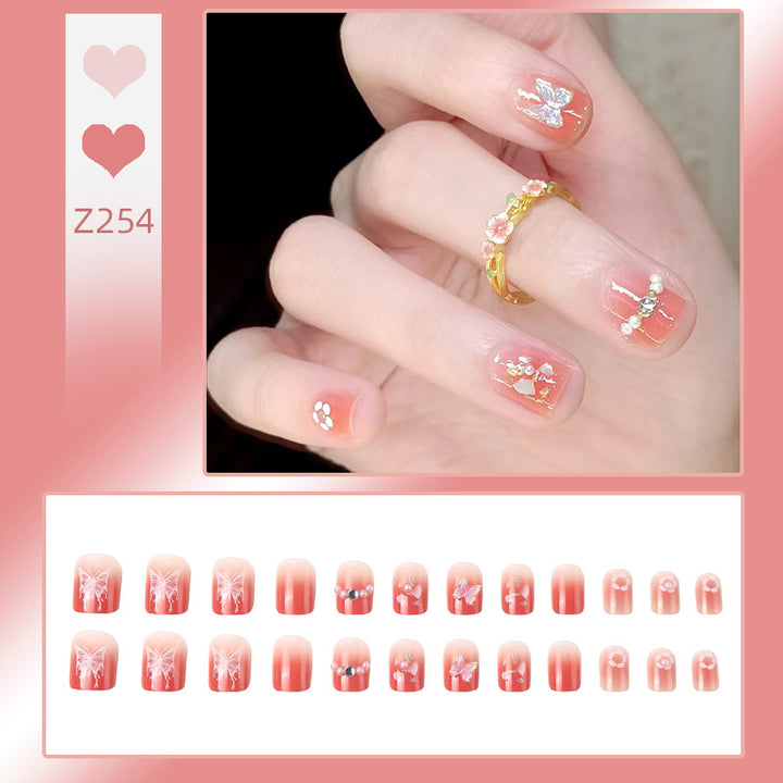 Kreatives Kunstnagelset mit floralen Verzierungen Karnz
