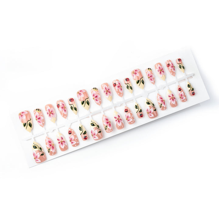 Kunstvolle Nagelverlängerungen mit floralen Designs Karnz