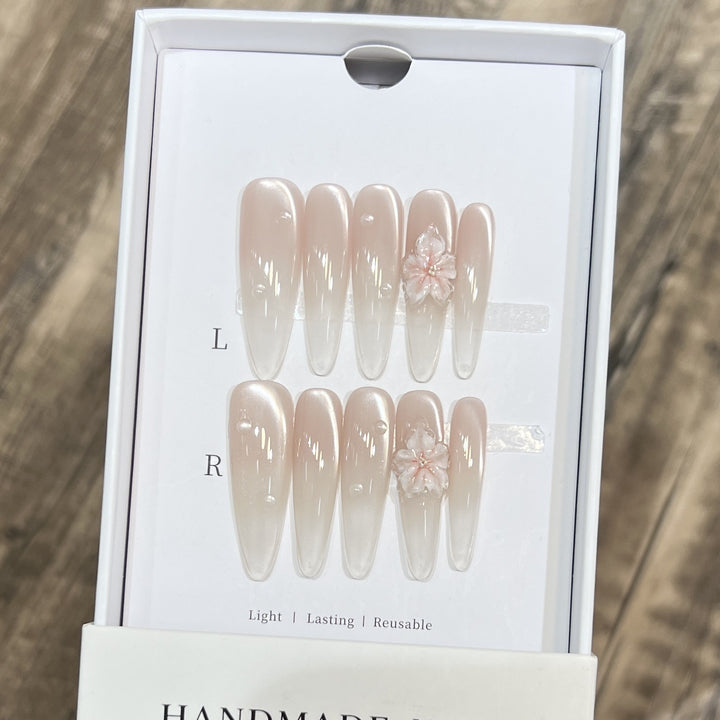 Elegante Stiletto-Nagelverlängerungen mit floralen Akzenten Karnz