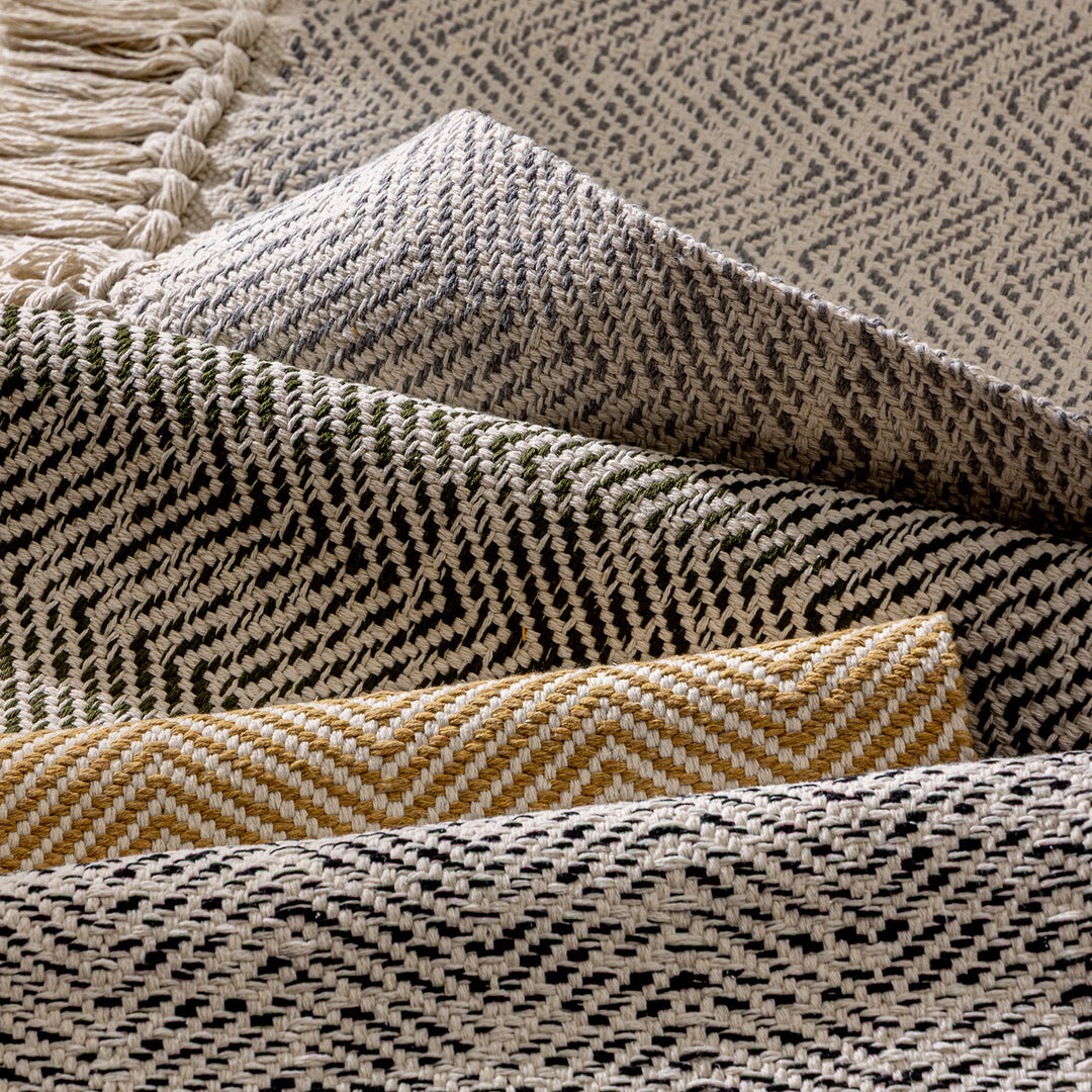 Handgewebter Läuferteppich mit Chevron-Weave und langen Fransen