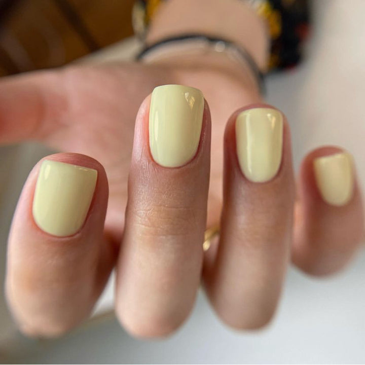 Glänzendes Press-On Nagelset mit elegantem Design Karnz