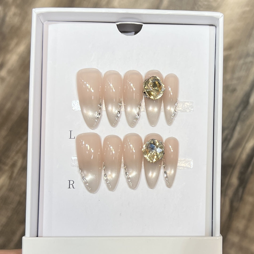 Elegantes Stiletto-Nagelkunst-Set mit Kristallverzierungen Karnz