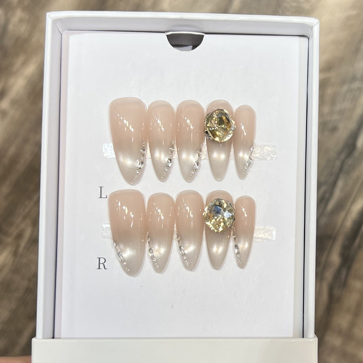 Elegantes Stiletto-Nagelkunst-Set mit Kristallverzierungen Karnz