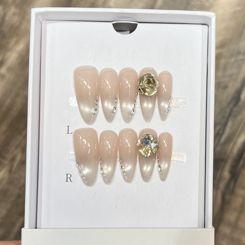 Elegantes Stiletto-Nagelkunst-Set mit Kristallverzierungen Karnz