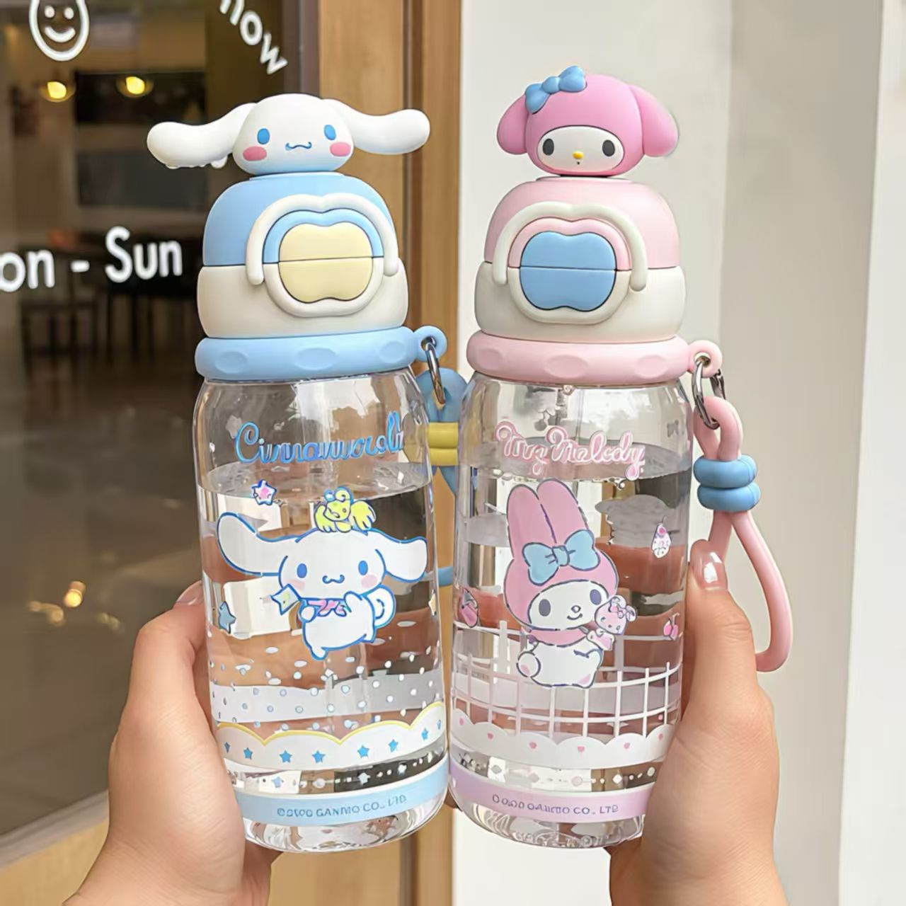 Damen Trinkflasche mit interaktivem Deckel und süßem Pochacco-Design Karnz