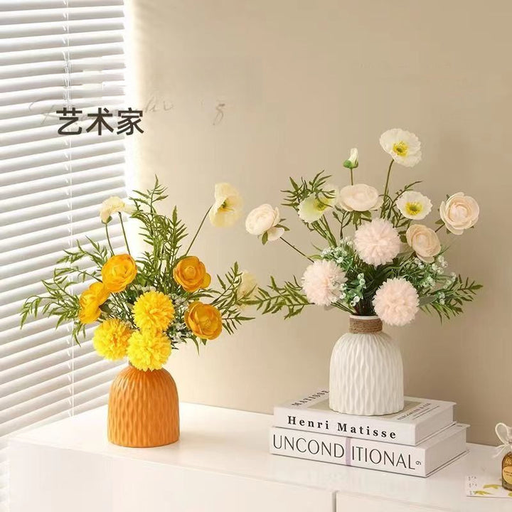 Elegante Blumenarrangement in strukturiertem Vase
