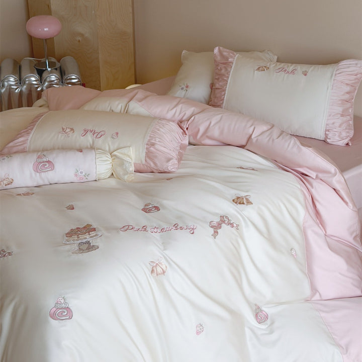Pastell Erdbeer-Motiv Baumwoll-Satin Bettdeckenbezug Set mit Rüschenschonbezügen und dekorativem Bolster