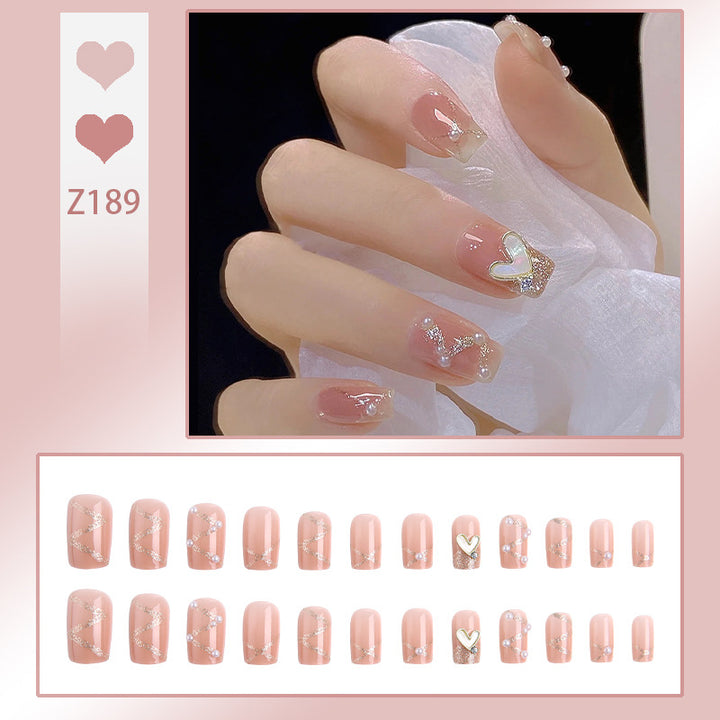 Kunstnagelset mit eleganten Perlen- und Glitzerakzenten Karnz