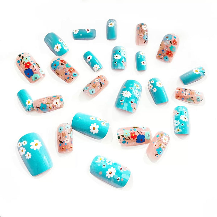 Kunstnagelset mit floralen 3D-Akzenten Karnz