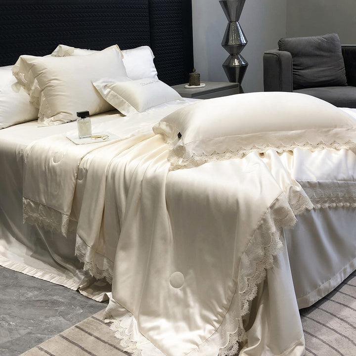 Elegante Satin-Bettwäschegarnitur mit Spitzenbordüre und gesteppter Tagesdecke