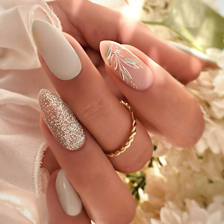 Elegantes Press-On Nagelkunst-Set mit floralem Akzent Karnz