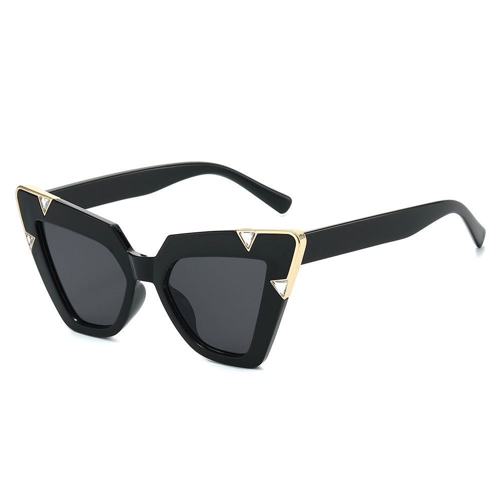 Statement Cat-Eye Sonnenbrillen mit dekorativen Akzenten Karnz