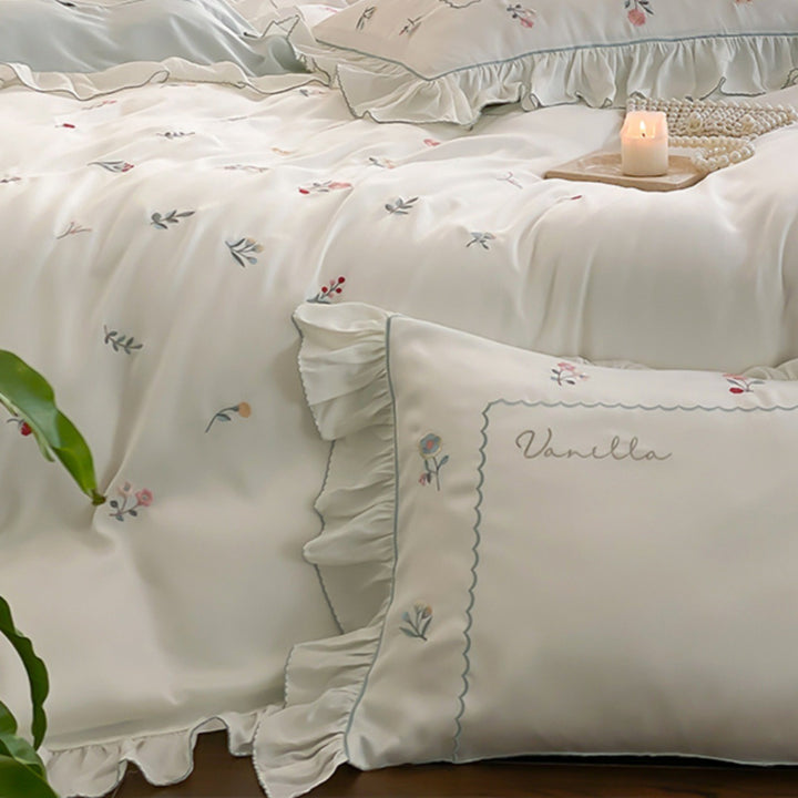 Romantisches Baumwollsatin-Bettwaren-Set mit zarter Blumenstickerei und Volant-Besatz